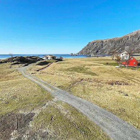 8 Person In Bremanger * Grotle